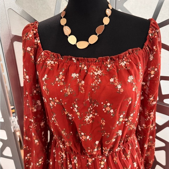 Elegant Long Sleeve Floral Dress in Red - Picture 4 of 10